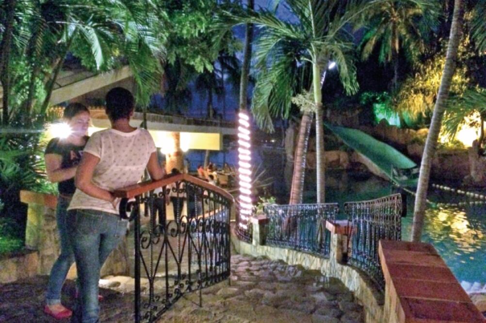 Desde la tarde los profesores comenzaron a llegar al Hotel Princess Mundo Imperial, un edificio en forma de pirámide azteca (ESPECIAL)