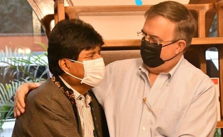 Evo Morales llega a México; Ebrard le da la bienvenida