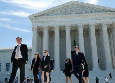 Supremo de EU: abuelos y nietos exentos de prohibición de viajes de Trump