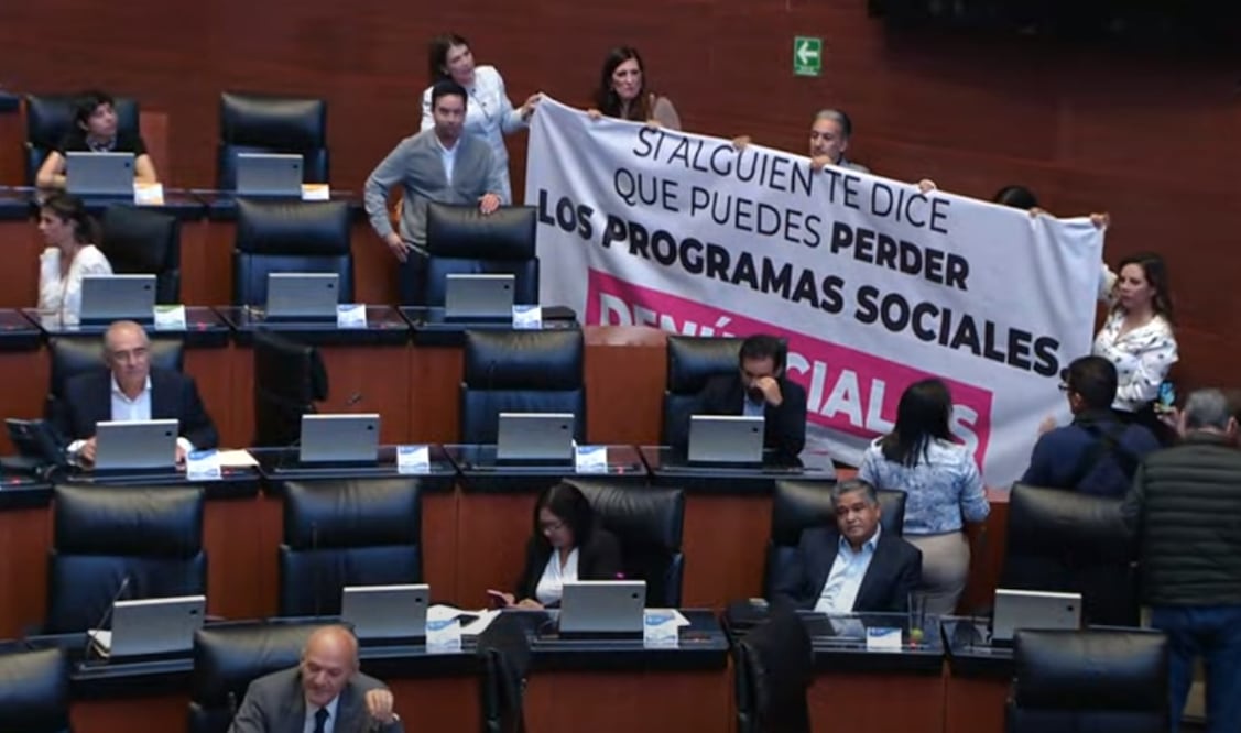 Senadores del PAN protestaron ante el pleno del Senado con una gran manta sobre los programas sociales. Foto: Especial