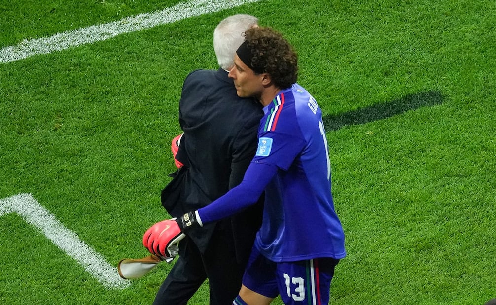 Guillermo Ochoa y Javier Aguirre durante el encuentro México vs Chequia. FOTO: IMAGO7