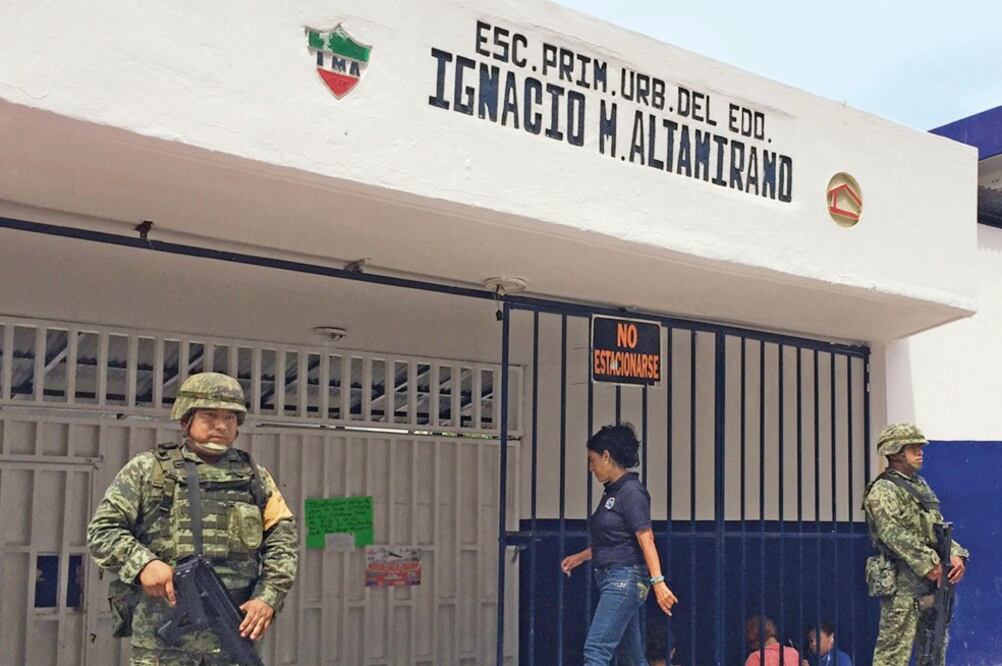 Militares vigilan las escuelas del puerto de Acapulco, luego de que varios planteles han suspendido sus actividades ante el repunte de la delincuencia (BERNANDINO HERNÁNDEZ. CUARTOSCURO)