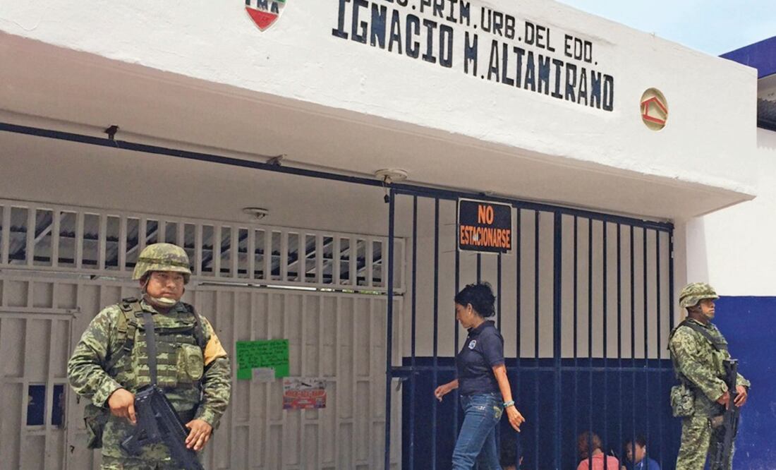 Militares vigilan las escuelas del puerto de Acapulco, luego de que varios planteles han suspendido sus actividades ante el repunte de la delincuencia (BERNANDINO HERNÁNDEZ. CUARTOSCURO)