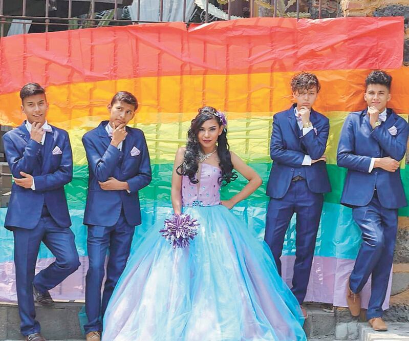 Osvaldo realizó sus XV años en su colonia, ya que varios salones lo rechazaron por ser homosexual. ESPECIAL