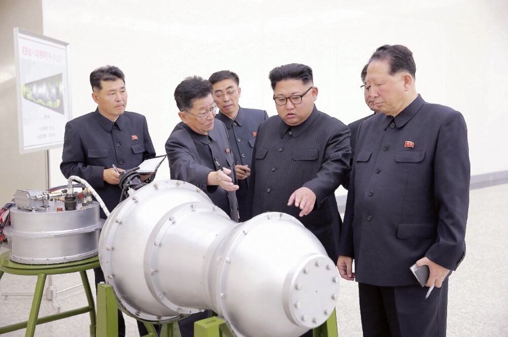 Supervisión. El líder norcoreano, Kim Jong-un visitó una fábrica de armas nucleares, parte del programa norcoreano. (REUTERS)