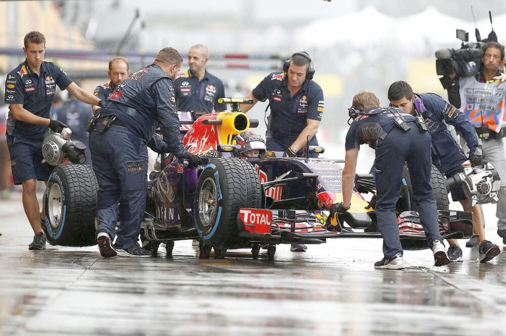 El piloto ruso fue el más rápido durante las segundas prácticas en Suzuka con un tiempo de 1:48.277 minutos (THOMAS PETER. REUTERS)