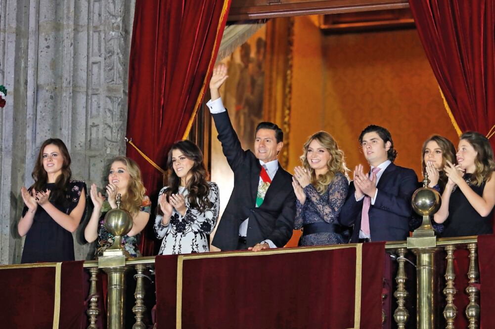 Acompañado de su familia, el presidente Enrique Peña Nieto lanzó las arengas con motivo del 206 aniversario del inicio de la Independencia de México (LUIS CORTÉS. EL UNIVERSAL)