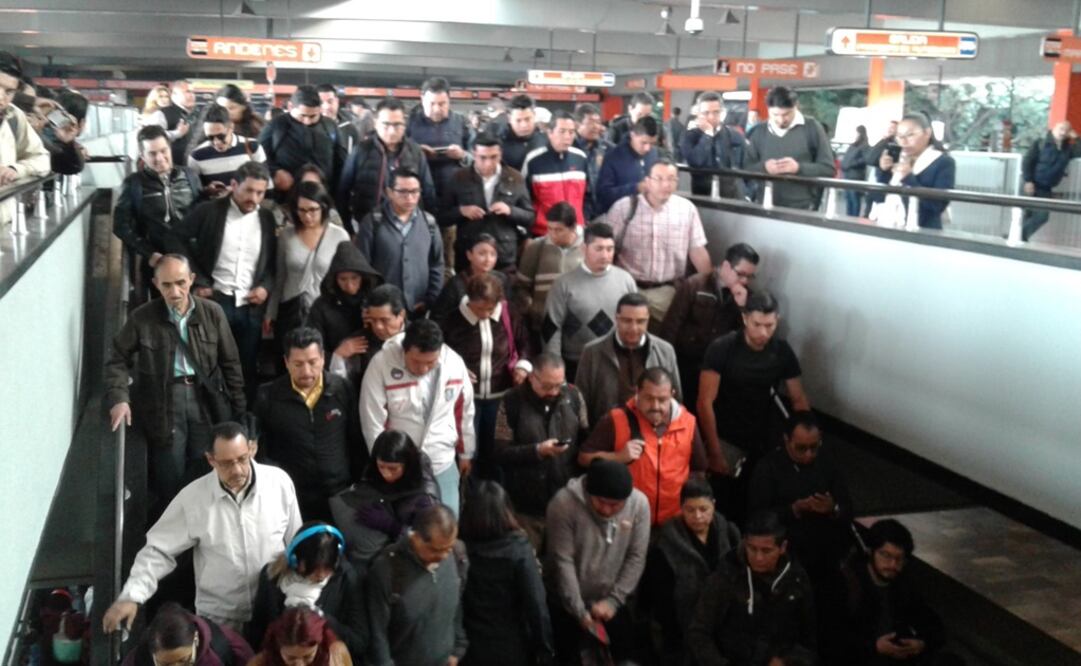 Usuarios reportan atrasos en L7 del Metro