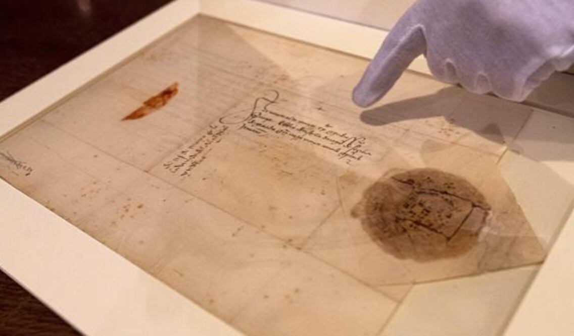 Algunos de los documentos escritos por Colón tienen más de 500 años. Foto: EFE vía LA NACIÓN.