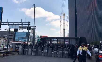 Granaderos resguardan a transportistas que protestan en Periférico