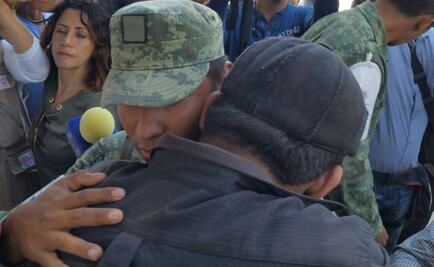 Con abrazo, hombre agradece a soldado que rescató cuerpos de su esposa e hija