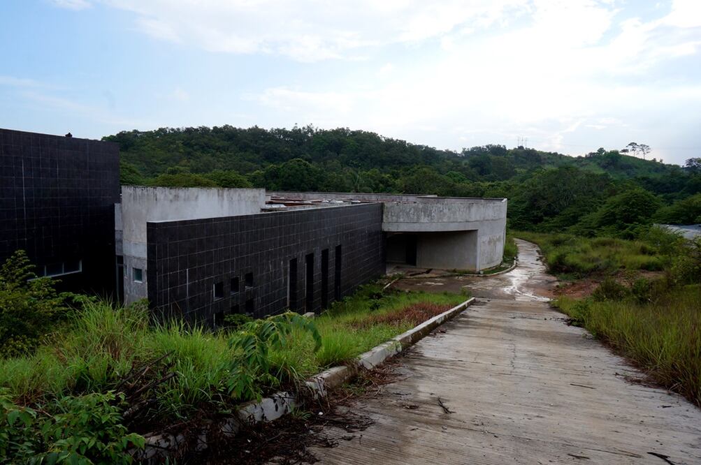 Después de seis  años, aún se mantiene en pie un oxidado letrero a orillas de la carretera Transístmica La Ventosa-Acayucan , cerca de la ciudad de Matías Romero. El anuncio no ha cambiado desde 2009:  “CONSTRUYEN Magna Obra: Hospital de especialidades”.