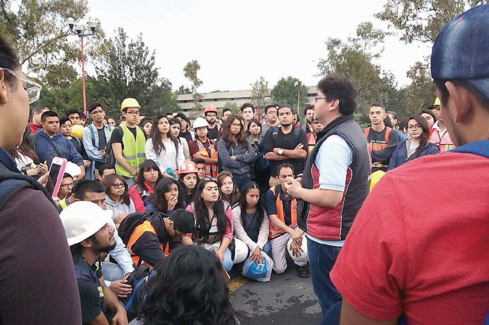“Las personas se quedaban muy satisfechas, ya menos nerviosos de que alguien revisara sus casas” ÁNGEL SÁNCHEZ Recién egresado de Arquitectura de la UNAM (YADÍN XOLALPA. EL UNIVERSAL)