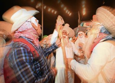 Noche de huehuentones: Chilchotla recibe a sus muertos