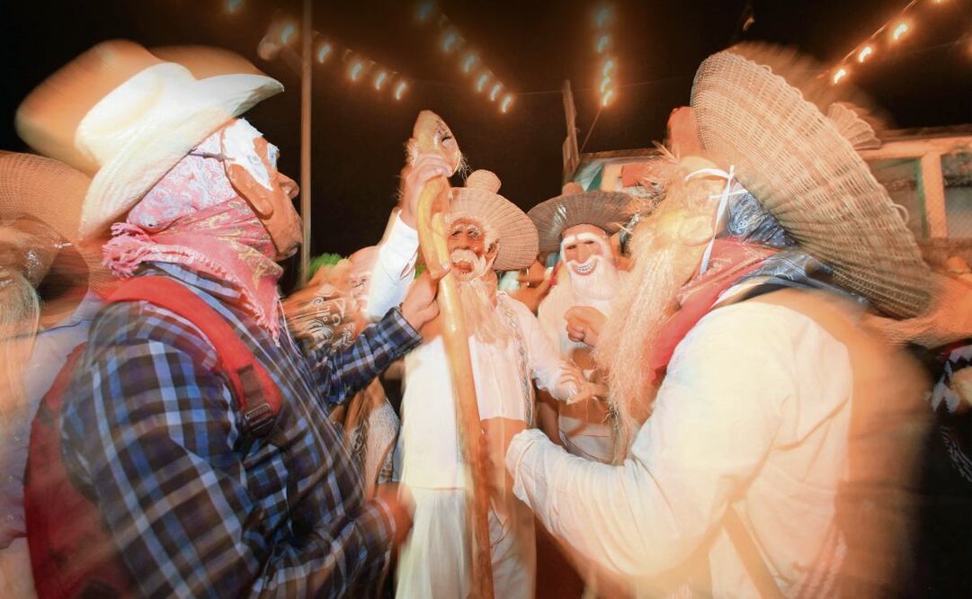 Cuando llega la época de recibir a los fieles difuntos, personas en Santa María Chilchotla se transforman en chajma cháxhoó para prestar sus cuerpos a las ánimas que regresan. Foto Edwin Hernández / EL UNIVERSAL