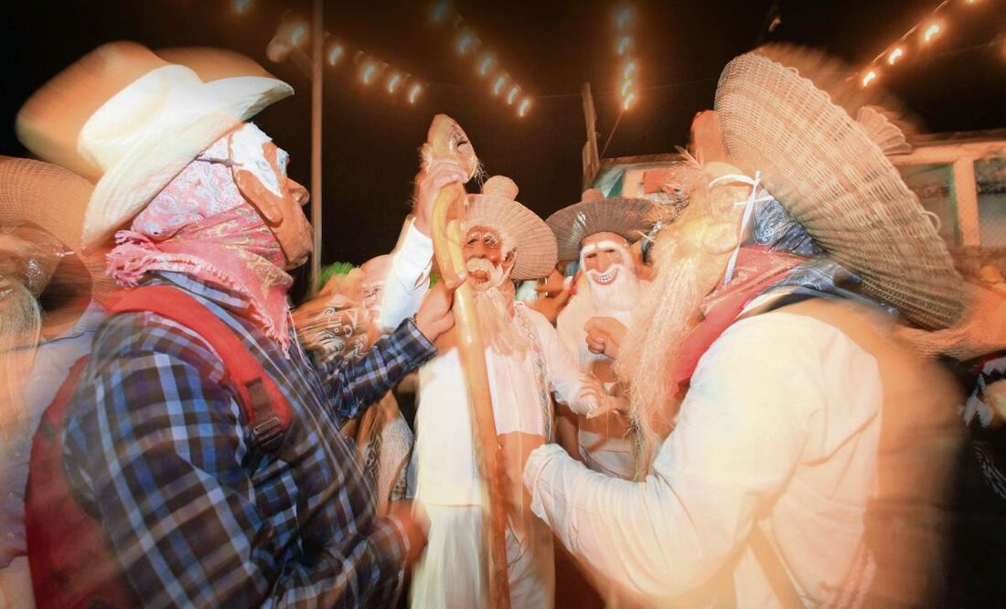 Cuando llega la época de recibir a los fieles difuntos, personas en Santa María Chilchotla se transforman en chajma cháxhoó para prestar sus cuerpos a las ánimas que regresan. Foto Edwin Hernández / EL UNIVERSAL