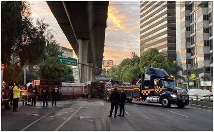 ¡Toma precauciones! Pipa vuelca sobre Periférico; conductor queda atrapado en cabina