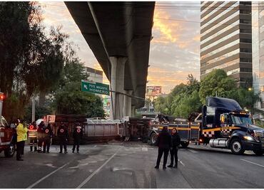 ¡Toma precauciones! Pipa vuelca sobre Periférico; conductor queda atrapado en cabina
