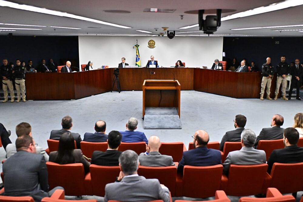 Fotografía general del juicio por intento de golpe de Estado del expresidente de Brasil Jair Bolsonaro este martes, en el Supremo Tribunal Federal en Brasilia. FOTO: ANDRE BORGES. EFE