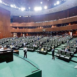 Ponen candados a plazas de aviadores en San Lázaro