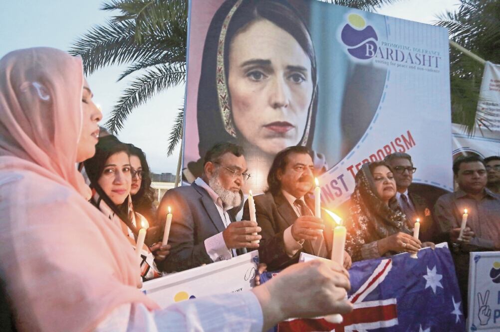 Acción. Vigilia, en Paquistán, por los ataques de un nacionalista blanco en Nueva Zelanda, que transmitió en Facebook la masacre. Foto: K.M. CHAUDARY. AP