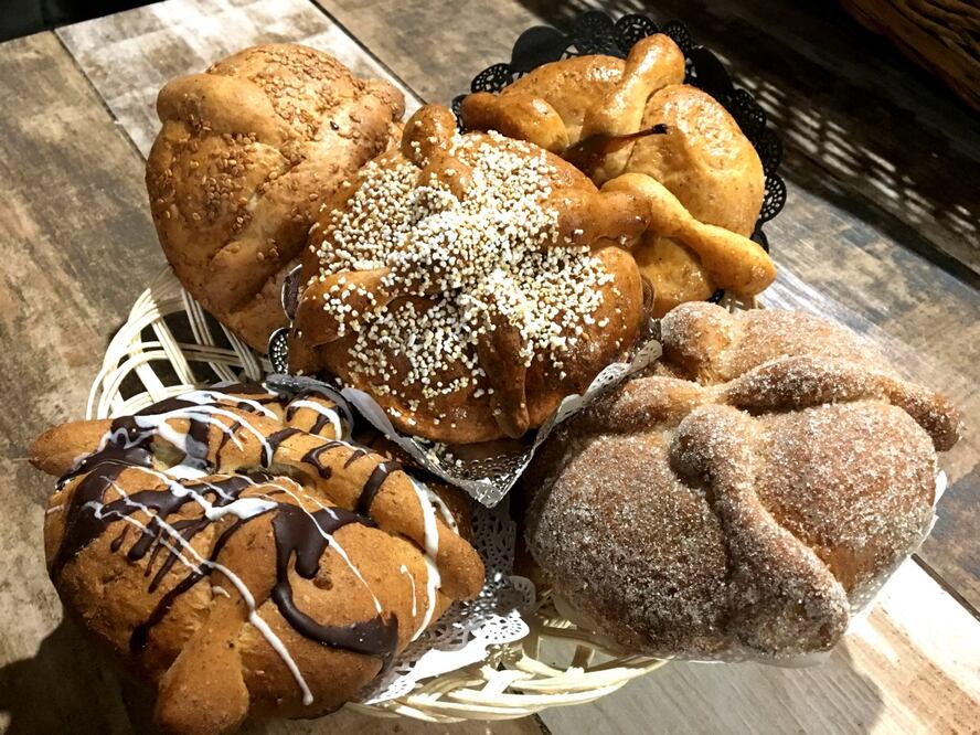 Los panes de muerto orgánicos pueden tener higo, zarzamora o nuez garapiñada / Fotos: Javier Ramírez