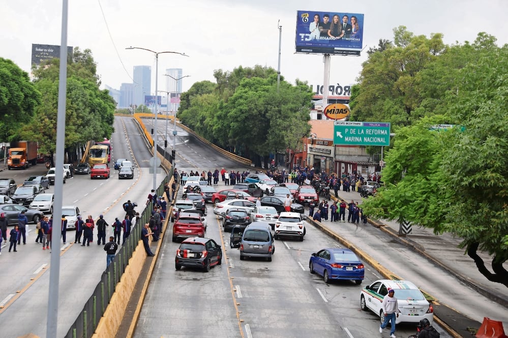 Personal de limpieza de Golt Und Glück comenzó con el bloqueo de vialidades a las siete de la mañana. Foto: Iván Montaño | El Universal