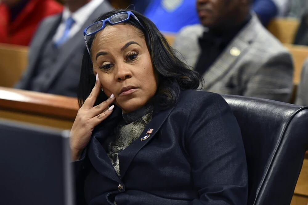 La fiscal de distrito del condado de Fulton, Fani Willis, durante una audiencia sobre el acusado Harrison Floyd, líder de la organización Black Voices for Trump, como parte de las acusaciones electorales de Georgia, el 21 de noviembre de 2023, en Atlanta. Foto: AP