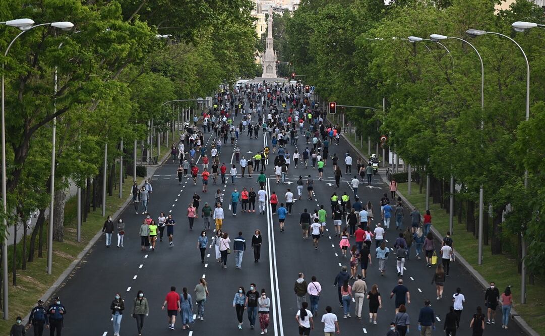 El 9 de mayo madrileños salieron a pasear en una jornada en la que el número de fallecidos por coronavirus en las últimas 24 horas fue de 179 en España, 50 menos que el día anterior. Foto: EFE/Fernando Villar
