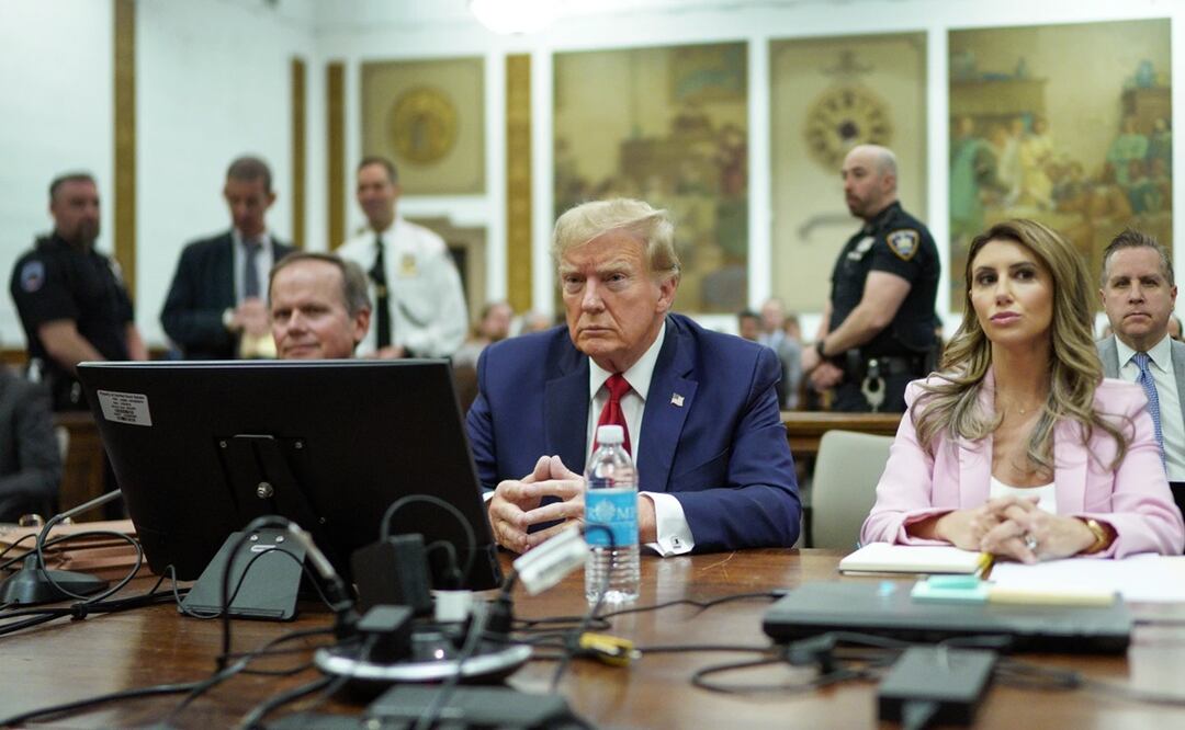 El expresidente Donald Trump se sienta en la mesa de la defensa de su abogado Chirstopher Kris y Alina Habba, en la Corte de Nueva York. Foto: AP