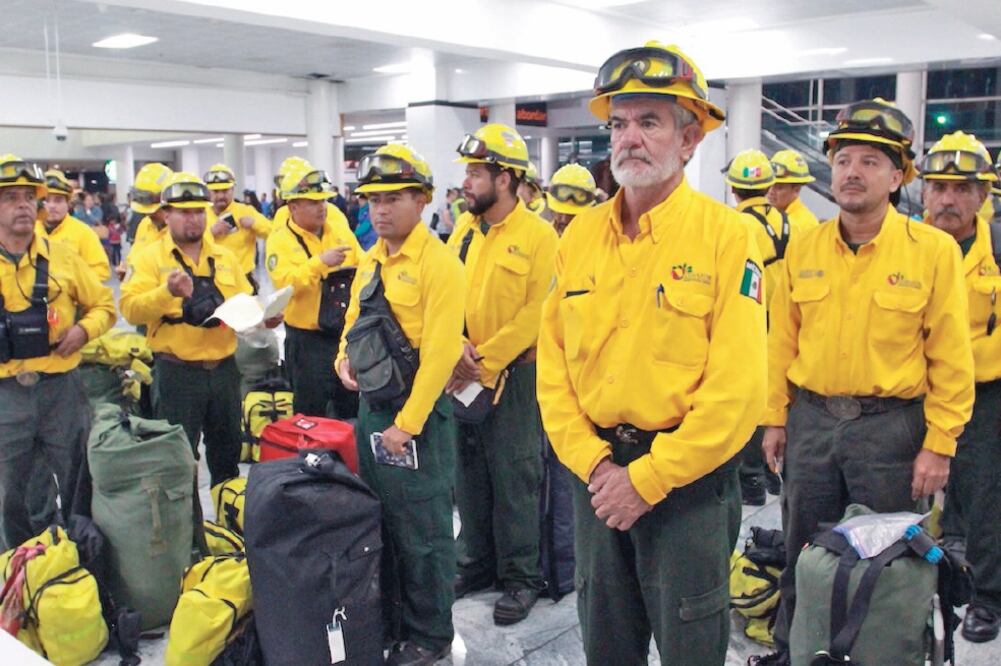 Conafor envía a Canadá el sexto equipo de 103 combatientes de incendios en 2 meses. (CORTESÍA)