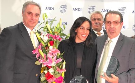 La ANDI galardona a José José y Julio Alemán, sus hijos reciben presea