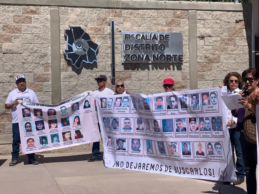 En el marco del 10 de mayo, madres de desaparecidos en Ciudad Juárez, clausuraron de manera simbólica las instalaciones de la Fiscalía estatal como parte de su lucha por la justicia y localización de sus hijos. (Foto: especial)