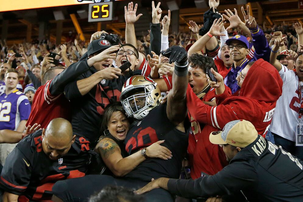 Carlos Hyde, corredor de los 49ers de San Francisco, celebra con los fanáticos tras anotar en un acarreo de 17 yardas frente a los Vikings de Minnesota (AP/Tony Avelar)