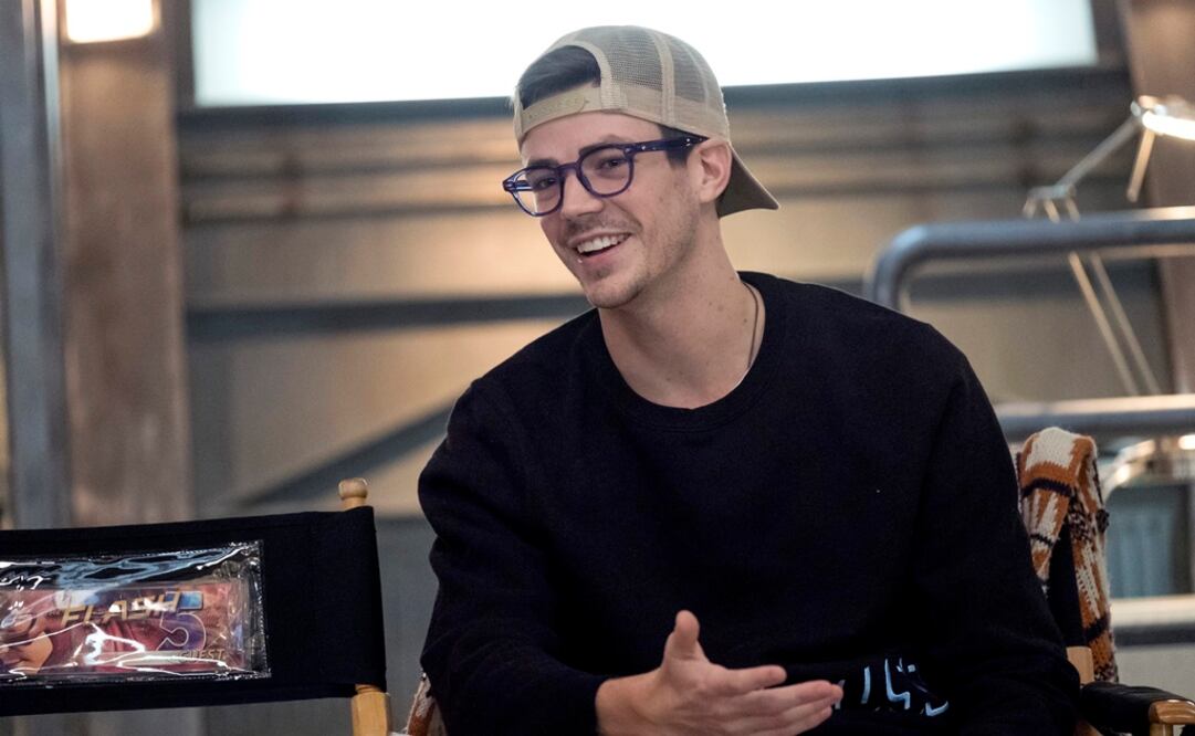 Grant Gustin da vida a Barry Allen quien es el superhéroe más veloz del mundo, Flash. 