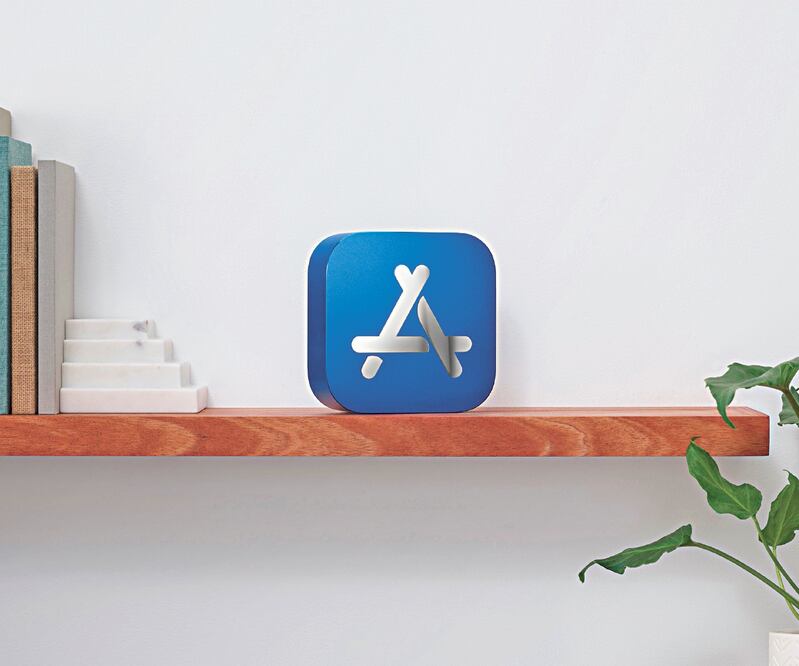 El premio físico creado por los diseñadores de Apple es de aluminio reciclado y llevará el nombre grabado en su parte posterior. Foto: ESPECIAL