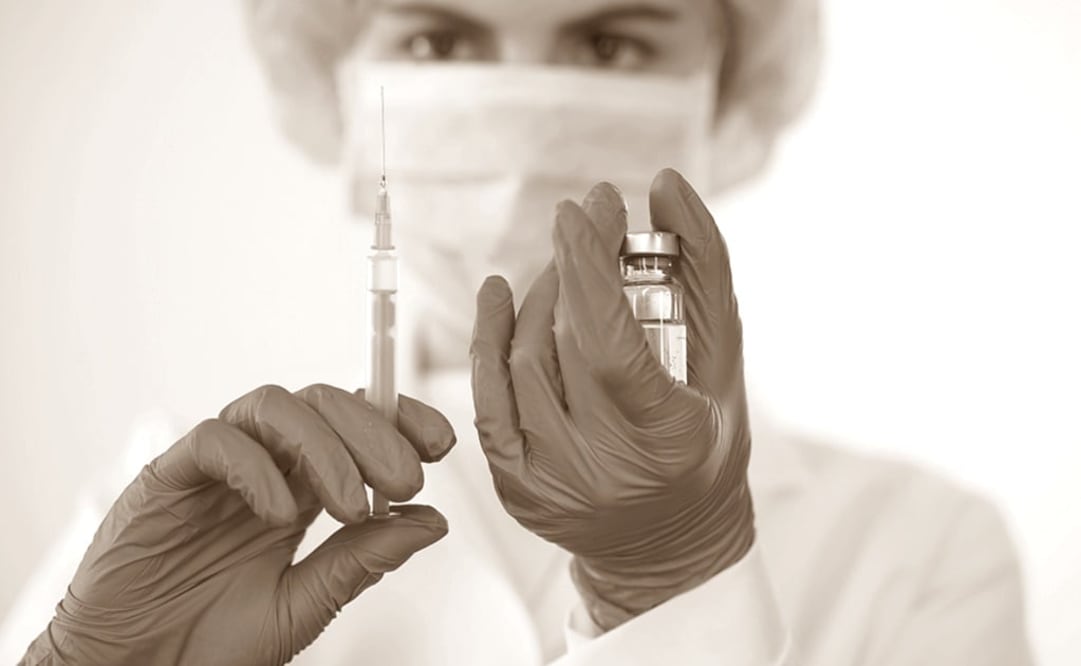 Nurse in mask taking vaccine with syringe from ampoule – Photo: File photo/EL UNIVERSAL