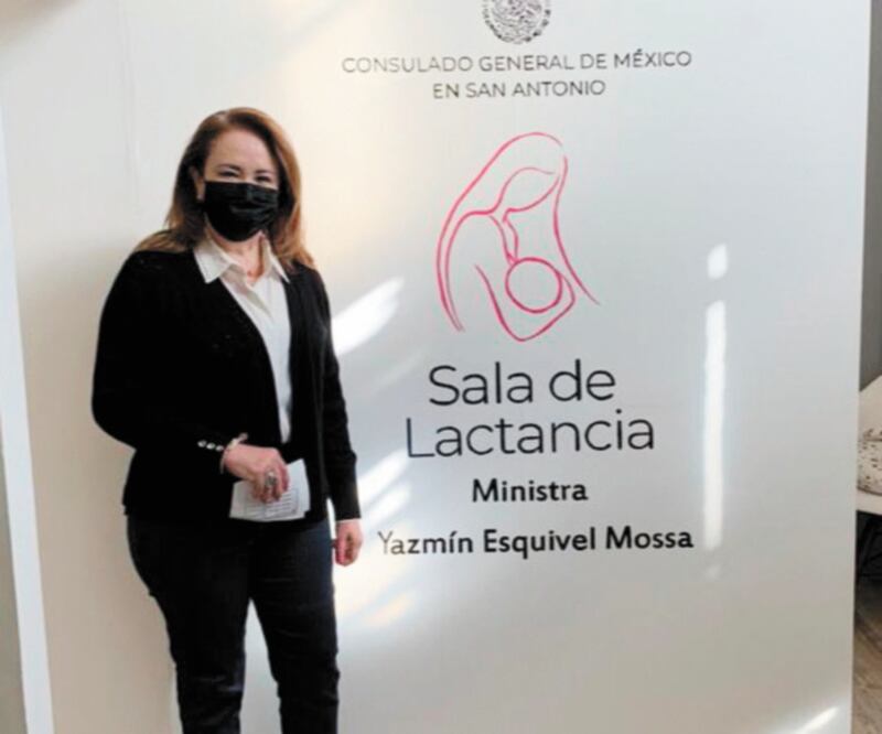 La ministra Yasmín Esquivel acudió al consulado de San Antonio a conocer la sala de lactancia que lleva su nombre. Foto: ARCHIVO EL UNIVERSAL