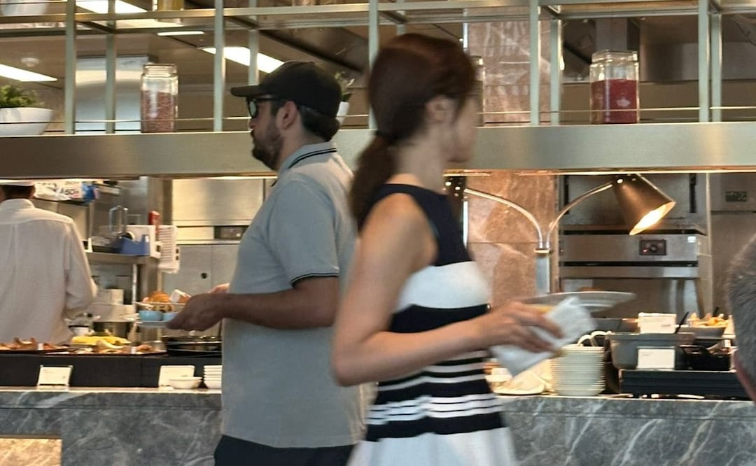 Captan a Andy López Beltrán y el diputado Daniel Asaf en el bufet del hotel Okura de Tokyo (26/07/2025). Foto: X @ClaudioOchoaH