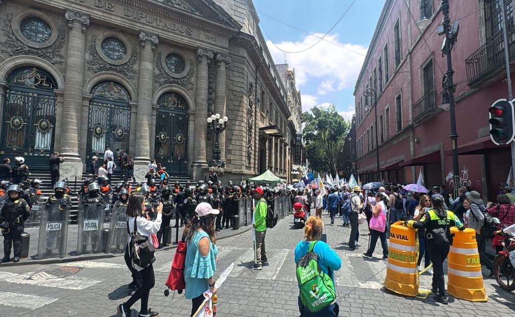 Irrumpen integrantes de Asamblea de Barrios en Congreso CDMX. Foto: Especial