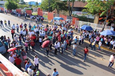 Maestros protestan en Tabasco en exigencia del pago de su quincena