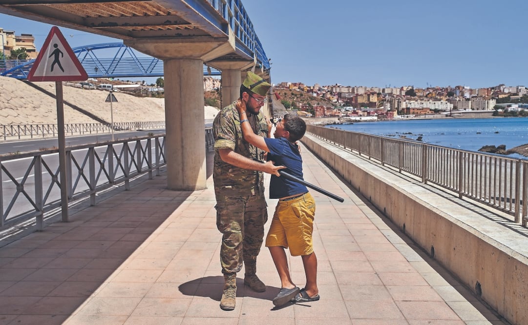 Un soldado escolta hacia la frontera con Marruecos a un niño de 12 años que cruzó a España solo. Foto: Bernat Armangue/ AP
