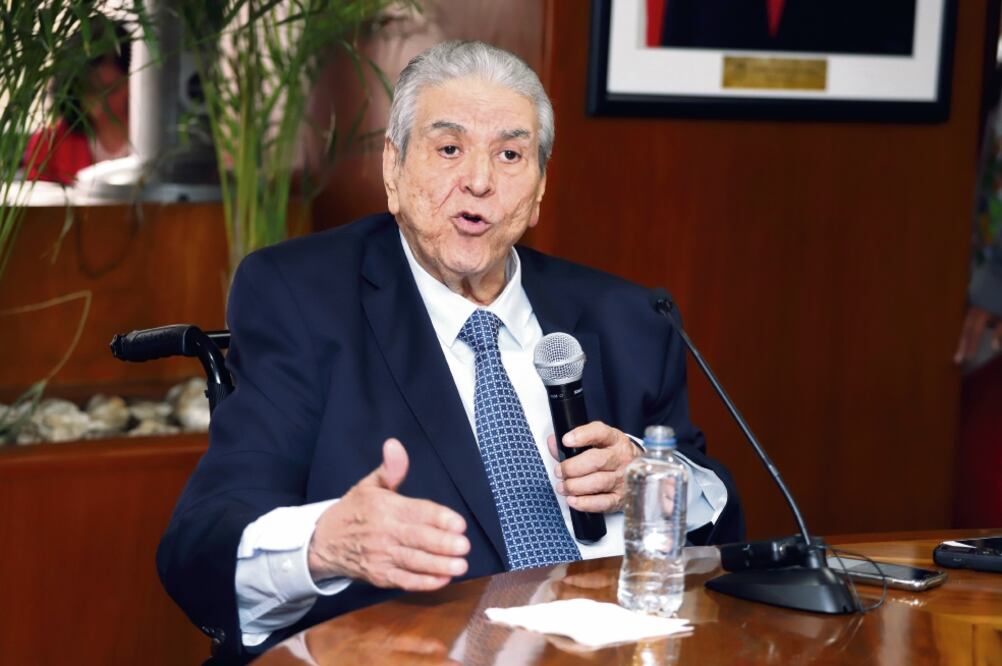 Carlos Aceves del Olmo, líder de la CTM, dijo que esperarán los tiempos oficiales para poder reunirse con Andrés Manuel López Obrador. Foto: BERENICE FREGOSO. EL UNIVERSAL