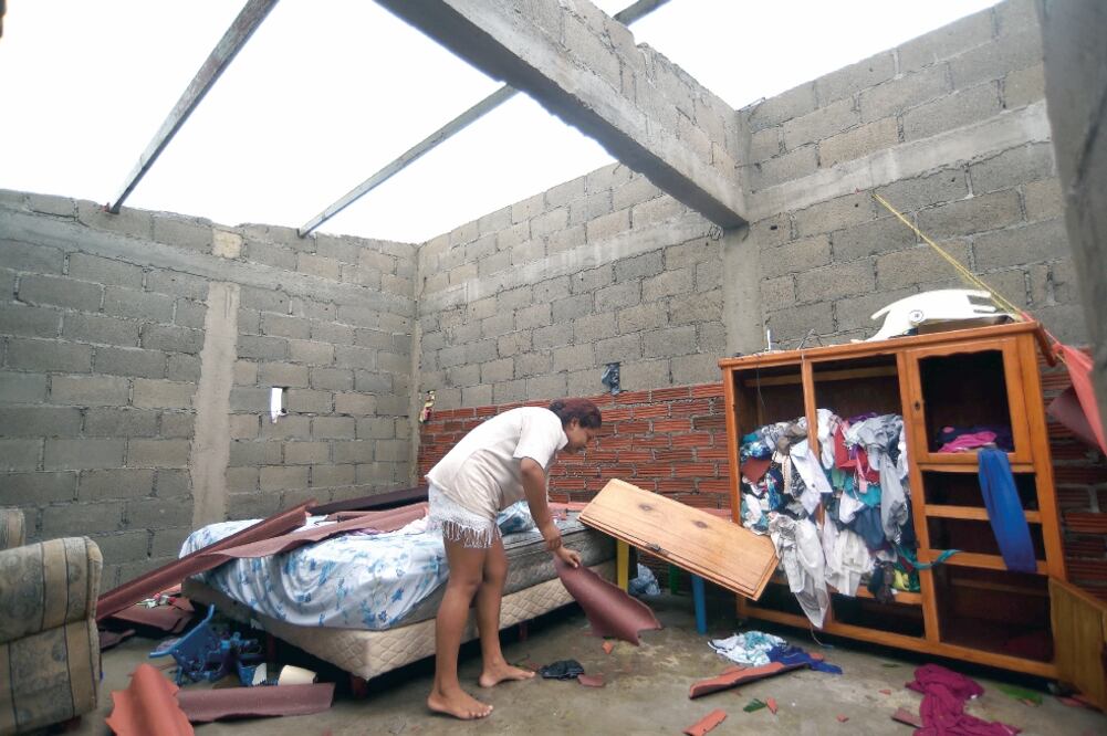 El paso del huracán sorprendió a Érika, quien sólo tuvo tiempo de salir con sus hijos; su vivienda quedó hecha un desastre (SALVADOR CISNEROS. EL UNIVERSAL)