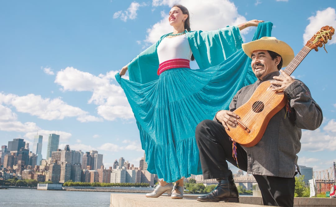 Zenen Zeferino y Julia del Palacio, integrantes del grupo musical Radio Jarocho, que mezcla ritmos tradicionales con sonidos de la Gran Manzana. (CIRO GUTIÉRREZ)