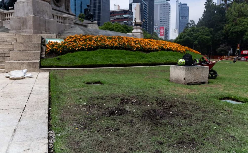 Retiran el antimonumento instalado frente al Ángel de la Independencia, colocado un día antes durante la marcha y acto conmemorativo por el primer aniversario de la desaparición de Ana Ameli. La estructura, que hacía referencia a las más de 135 mil personas desaparecidas en México, fue removida de la vía pública.

Foto: Osmar Alvarado | El Universal.