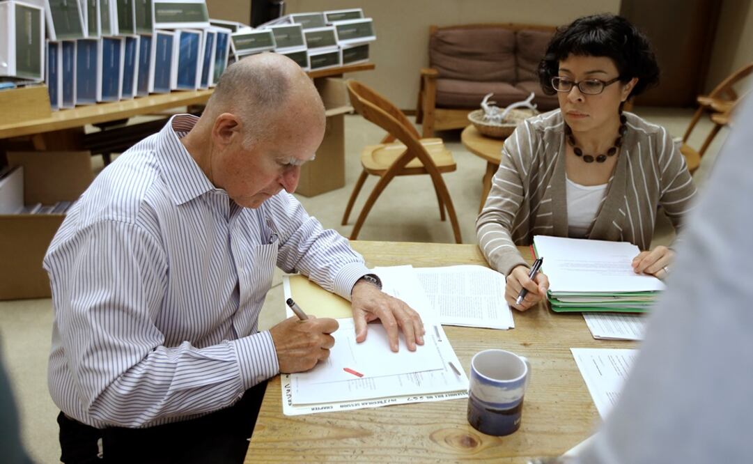 Las regulaciones aprobadas hoy por el gobernador de California, Jerry Brown forzarán a los locales que venden mariguana medicinal a obtener licencias (Foto: AP)