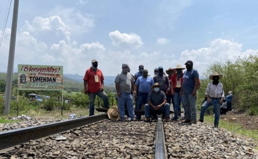 Pueblos aguacateros se arman para defenderse del narco en Michoacán