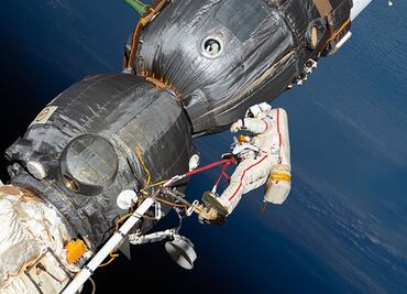 Para investigación científica y limpiar una ventana, cosmonautas harán caminata espacial de seis horas