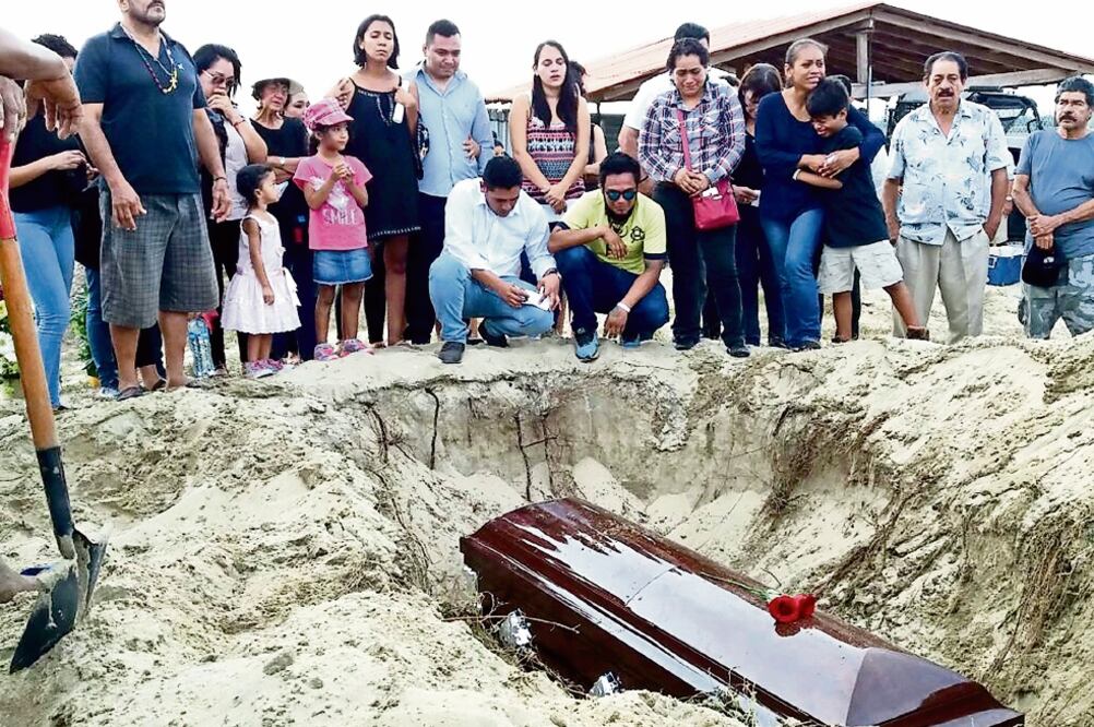 La tarde de ayer enterraron a Carlos Domínguez Rodríguez, el periodista asesinado en México, en la comunidad de Nuxco, municipio de Tecpan, Guerrero (CUARTOSCURO)